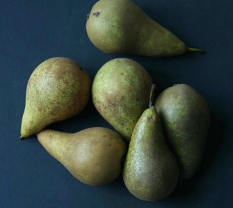 Peren in witte aalbessenwijn en walnotencrème